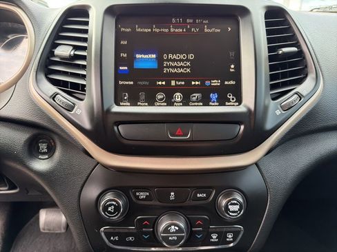 Used 2016 Jeep Cherokee Limited image 36