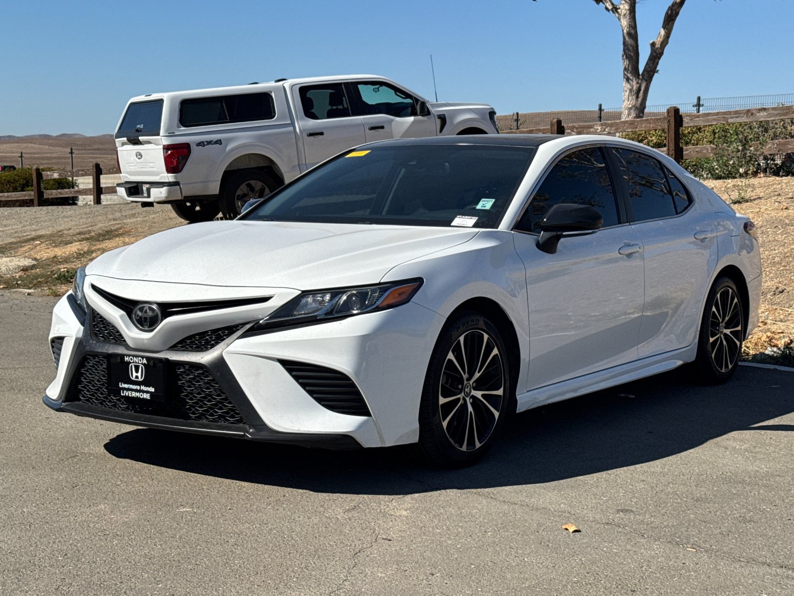 Used 2018 Toyota Camry SE w/ Audio Package FWD image 2