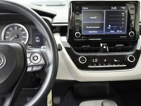 Used 2022 Toyota Corolla LE image 11