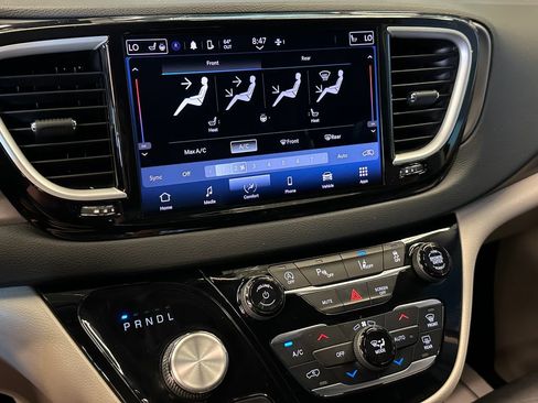 Used 2022 Chrysler Pacifica Touring-L FWD image 15