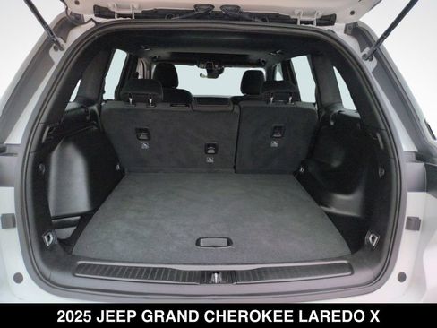Used 2025 Jeep Grand Cherokee Laredo X AWD/4WD image 24