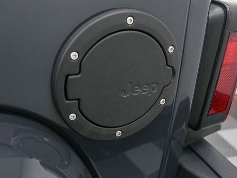 Used 2017 Jeep Wrangler Unlimited Sahara AWD/4WD image 12