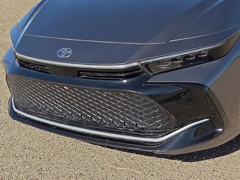 Used 2023 Toyota Crown Limited image 10