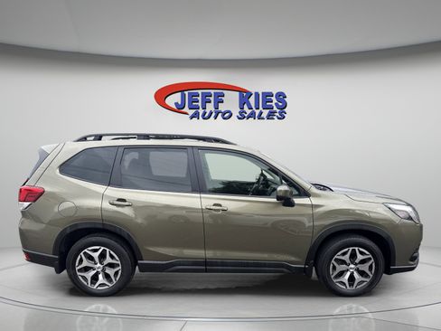 Used 2023 Subaru Forester Premium AWD/4WD image 4