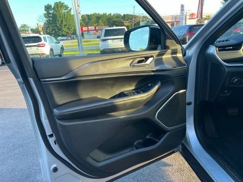 Used 2022 Jeep Grand Cherokee Altitude AWD/4WD image 5
