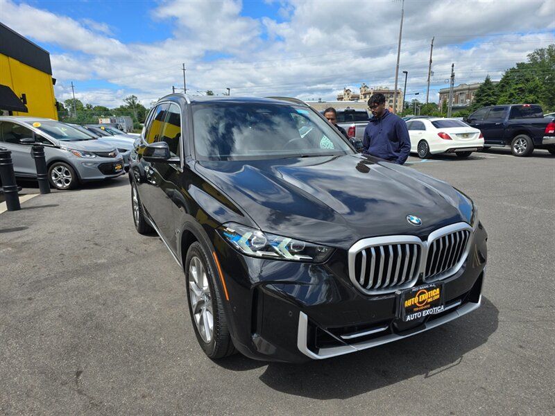Used 2025 BMW X5 xDrive40i w/ Premium Package AWD/4WD image 4