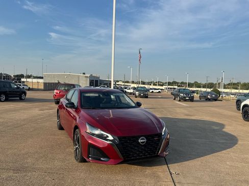 Certified 2025 Nissan Altima 2.5 SR w/ SR Premium Package FWD image 2