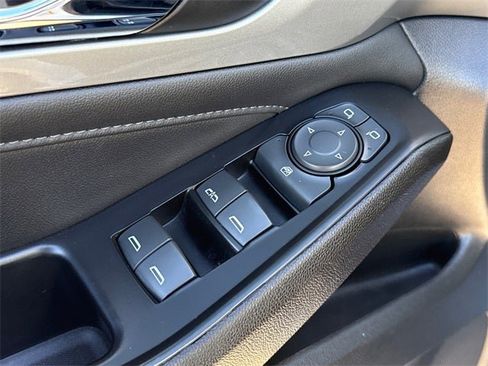 Used 2023 Chevrolet Traverse LT image 20