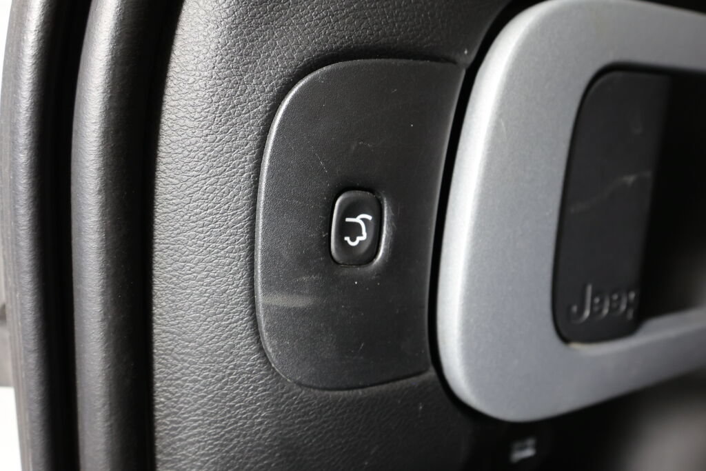 Used 2015 Jeep Cherokee Trailhawk w/ Comfort/Convenience Group AWD/4WD image 19
