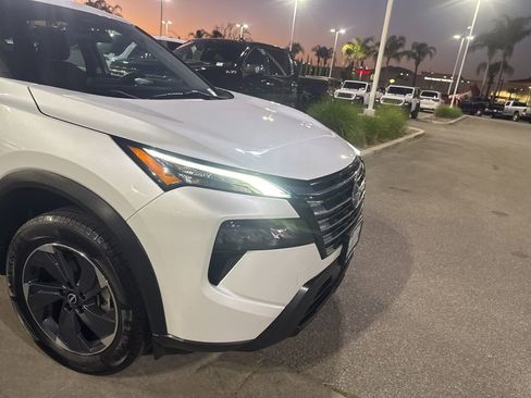 Used 2024 Nissan Rogue SV image 11