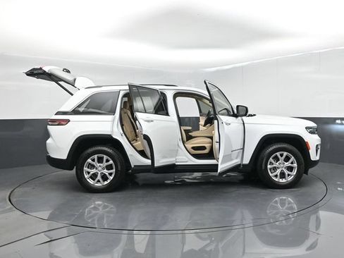 Used 2022 Jeep Grand Cherokee Limited AWD/4WD image 68