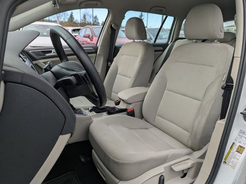 Used 2017 Volkswagen Golf S image 21