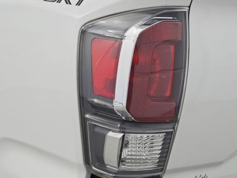 Used 2022 Toyota Tacoma TRD Sport image 32