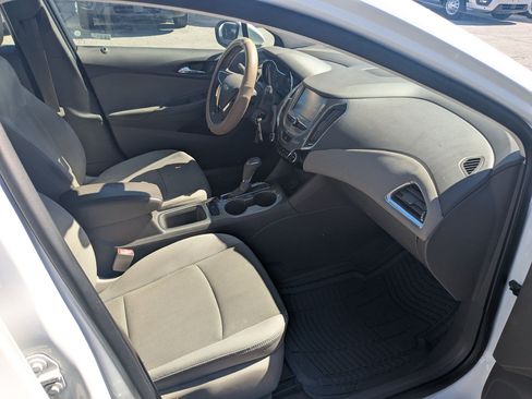 Used 2017 Chevrolet Cruze LT FWD image 31