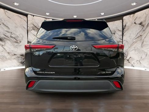 Used 2021 Toyota Highlander LE AWD/4WD image 7