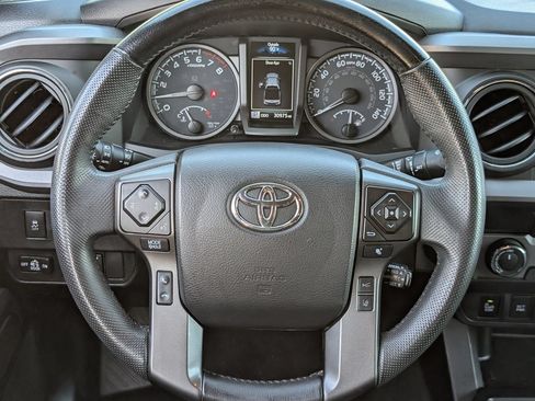 Used 2021 Toyota Tacoma TRD Off-Road w/ Technology Package AWD/4WD image 11