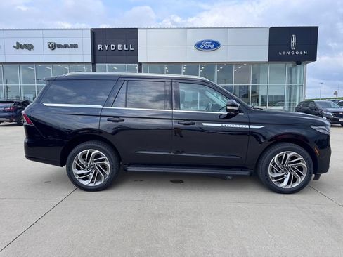 New 2027 Lincoln Navigator Premiere AWD/4WD image 2