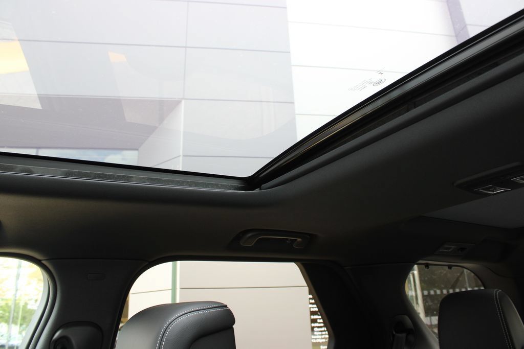 Certified 2025 Land Rover Discovery S AWD/4WD image 21