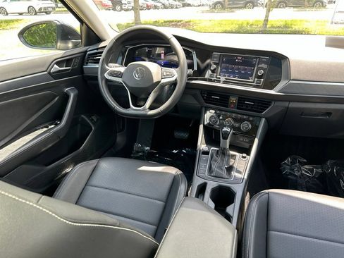 Used 2023 Volkswagen Jetta SE w/ Panoramic Sunroof Package FWD image 9