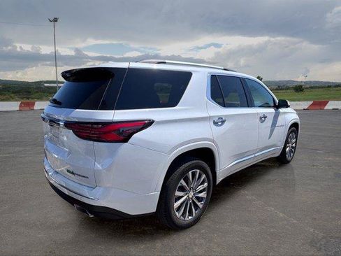 Used 2023 Chevrolet Traverse Premier FWD image 3