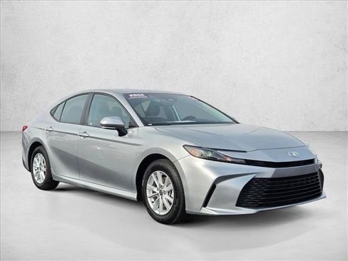 Used 2025 Toyota Camry LE image 3