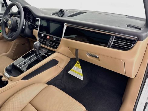 Certified 2025 Porsche Macan AWD/4WD image 31