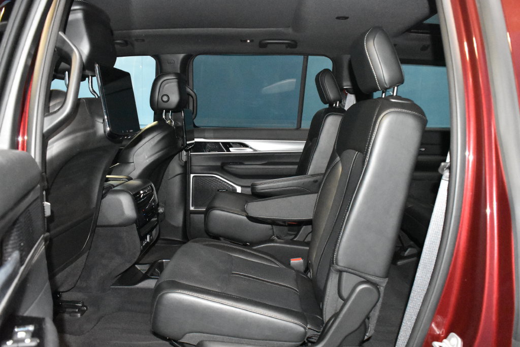 Used 2025 Jeep Wagoneer Series II w/ Premium Group I AWD/4WD image 19