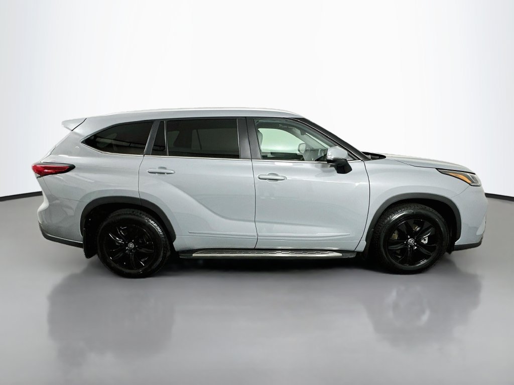 Used 2023 Toyota Highlander Bronze Edition FWD image 4