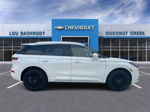 Used 2022 Lincoln Corsair Reserve w/ Luxury Package image 9