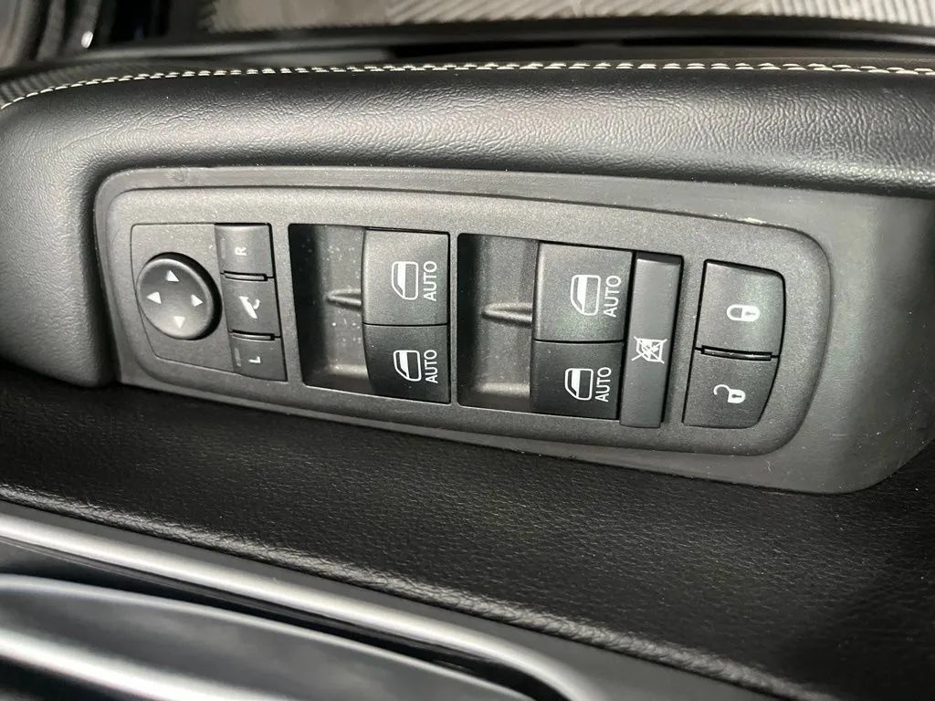 Used 2025 Chrysler Pacifica Limited FWD image 20