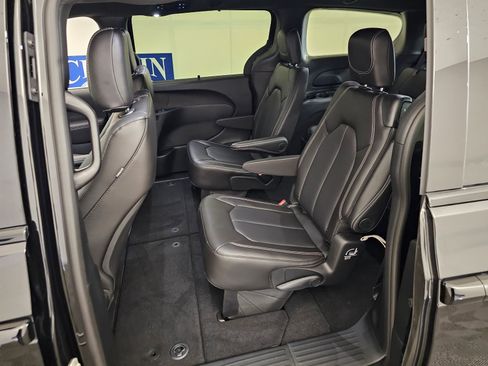 New 2026 Chrysler Pacifica Select image 32