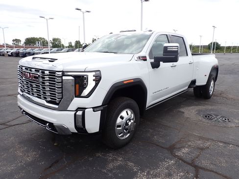 New 2026 GMC Sierra 3500 Denali w/ Denali Reserve Package image 3