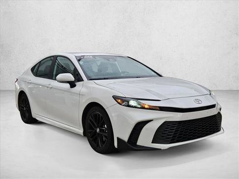 Used 2025 Toyota Camry SE image 3