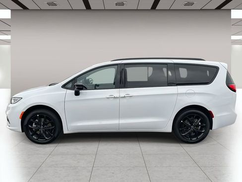 New 2026 Chrysler Pacifica Limited w/ S Appearance Package image 7