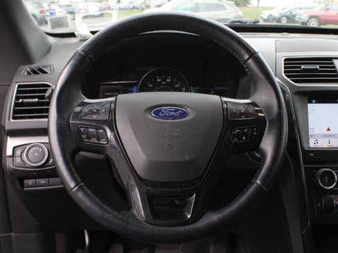 Used 2018 Ford Explorer XLT AWD/4WD image 10