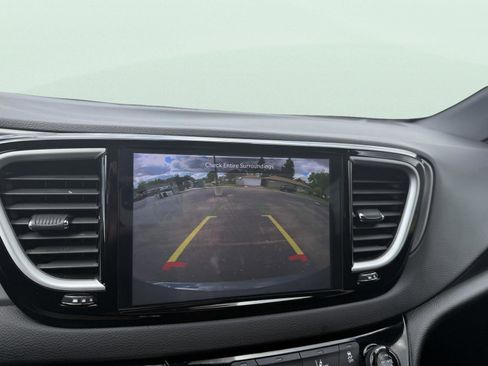 Used 2025 Chrysler Pacifica Select FWD image 26