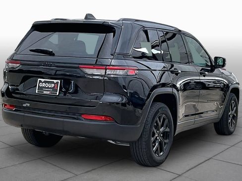 Used 2025 Jeep Grand Cherokee Altitude AWD/4WD image 13