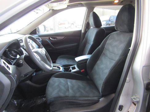 Used 2016 Nissan Rogue SV w/ SV Moonroof Package FWD image 9