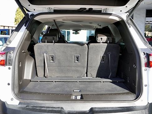 Used 2021 Chevrolet Traverse LT image 12