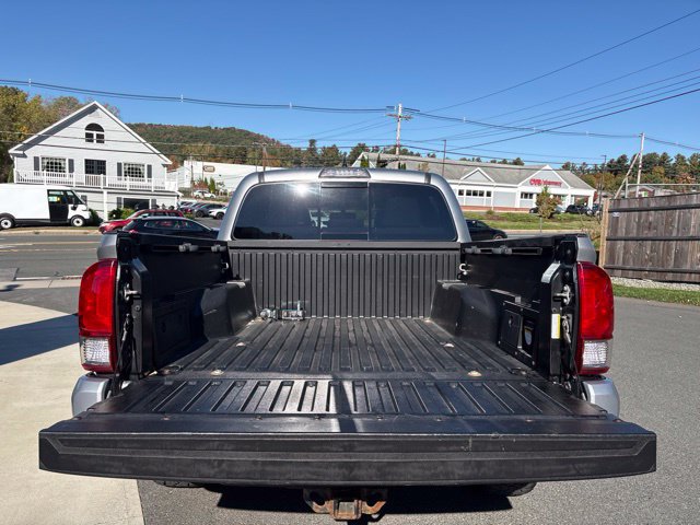 Used 2017 Toyota Tacoma TRD Sport w/ Tow Package (A/T) AWD/4WD image 13