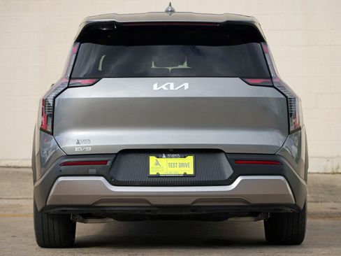 Used 2024 Kia EV9 Light Long Range RWD image 10