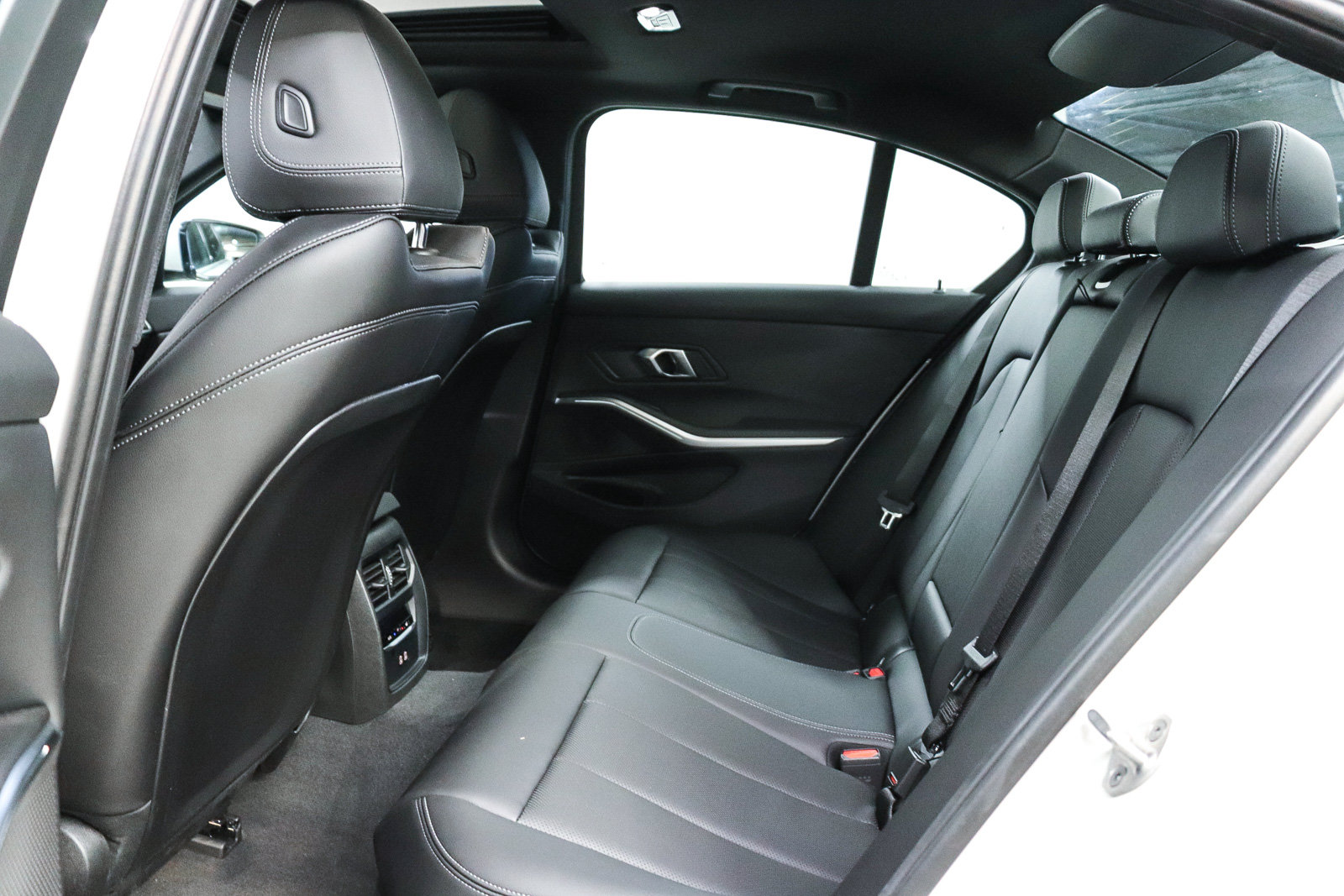 Certified 2024 BMW 330i Sedan w/ Convenience Package RWD image 19