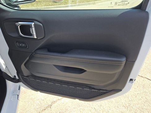 Used 2025 Jeep Wrangler Unlimited Sahara w/ Safety Group image 5