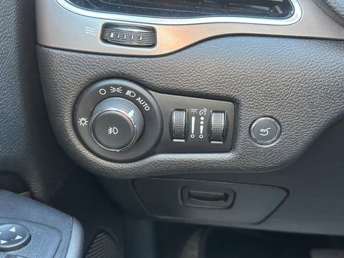 Used 2020 Jeep Cherokee Limited image 17