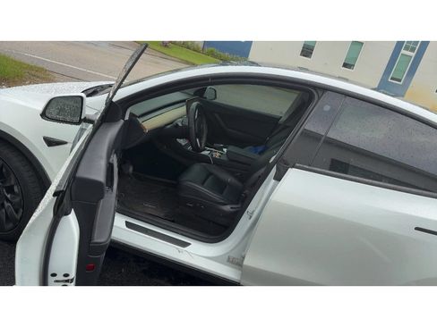 Used 2022 Tesla Model Y Long Range AWD/4WD image 5