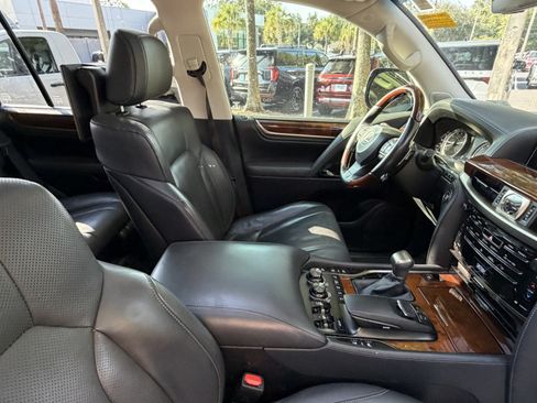 Used 2020 Lexus LX 570 4WD w/ Luxury Package image 47