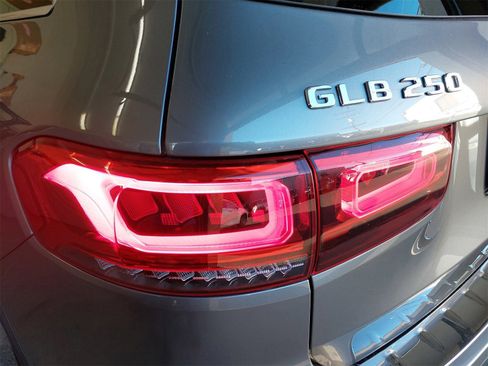 Used 2022 Mercedes-Benz GLB 250 w/ Premium Package Lite image 45