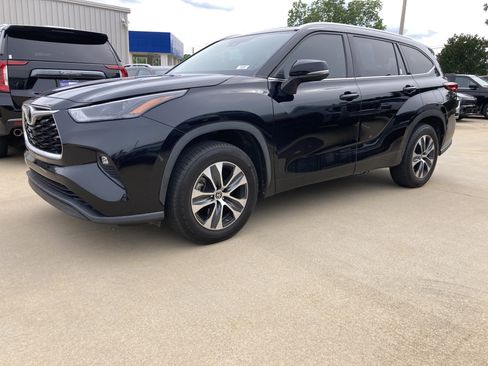 Used 2022 Toyota Highlander XLE FWD image 2