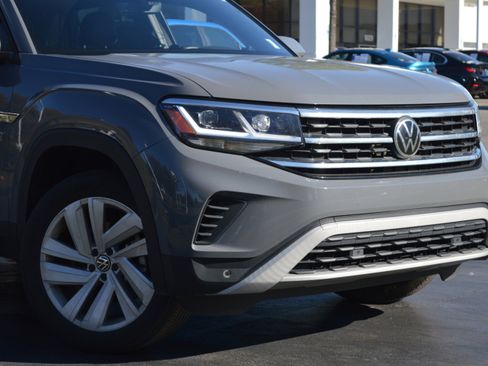 Used 2022 Volkswagen Atlas Cross Sport SE image 2