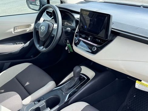 Used 2025 Toyota Corolla LE image 6